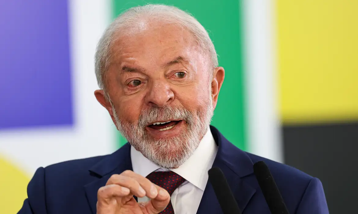 Lula sanciona lei que proíbe descontos associativos no INSS