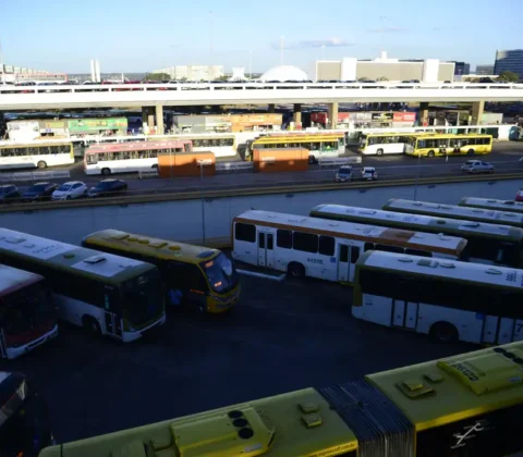 Imagem do post 57 ônibus são atacados e depredados no Distrito Federal