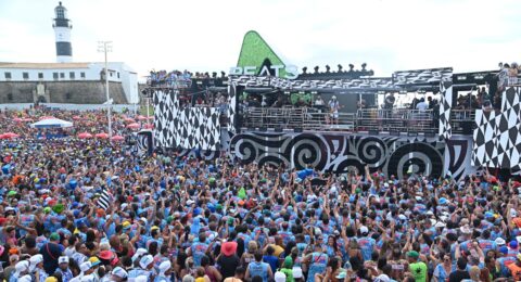 Imagem do post Camaleão lota circuito e desfila com abadás esgotados