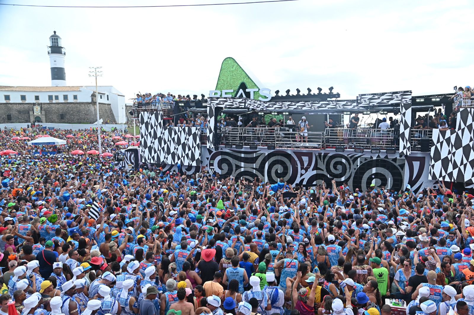 Imagem do post Camaleão lota circuito e desfila com abadás esgotados