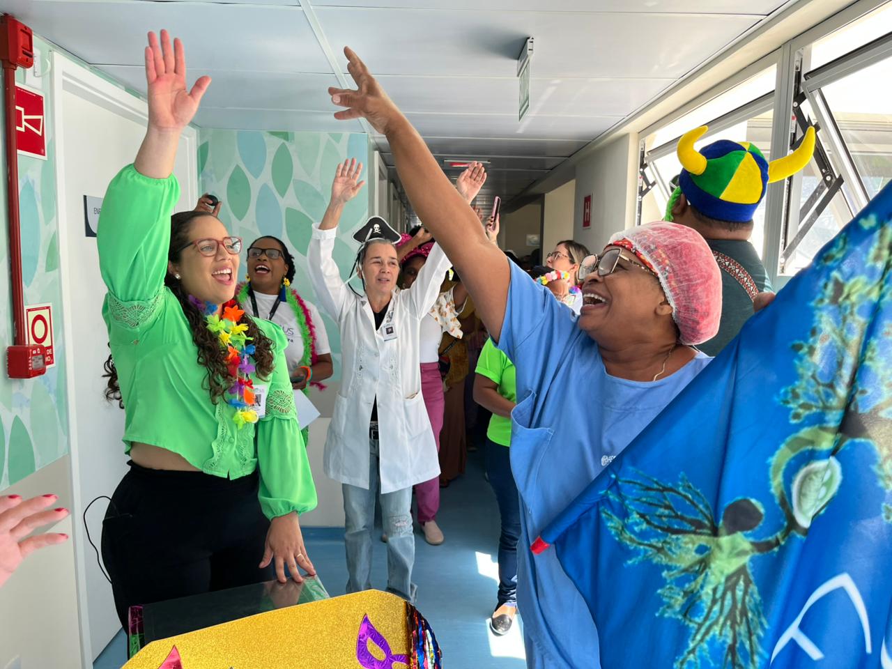Carnaval leva música e acolhimento a hospital estadual
