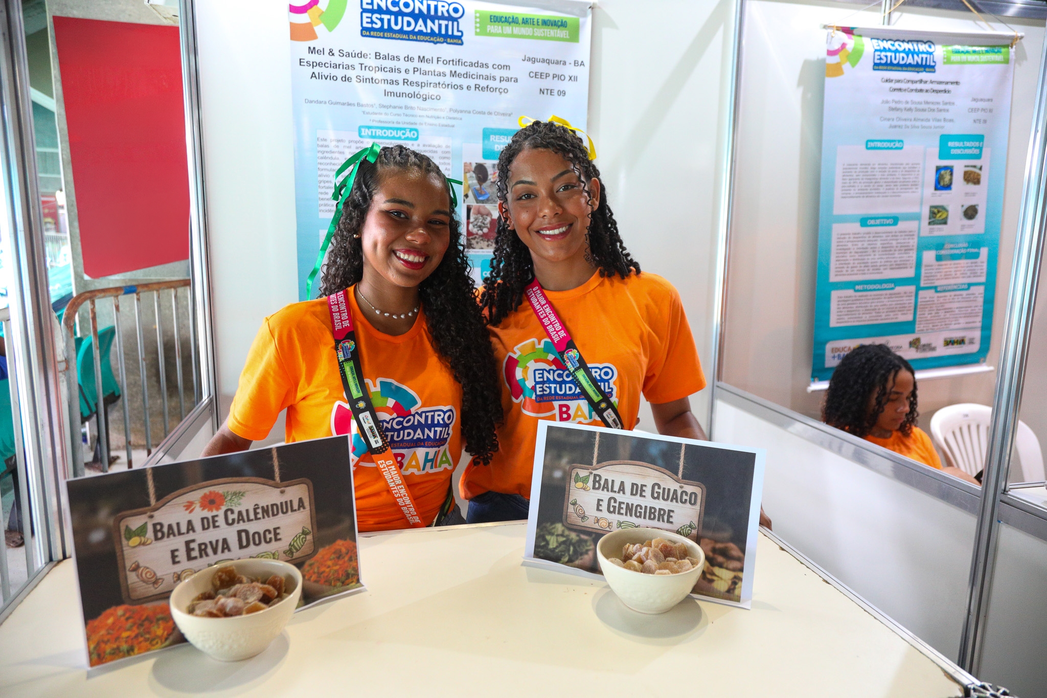 Estudantes criam balas de mel com plantas medicinais