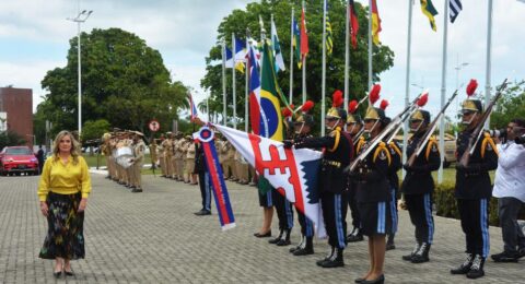 Imagem do post Ivana Bastos faz história ao passar em revista à Guarda de Honra da PM na ALBA