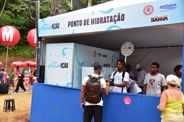 Ilhas de hidratação garantem água gratuita no Carnaval