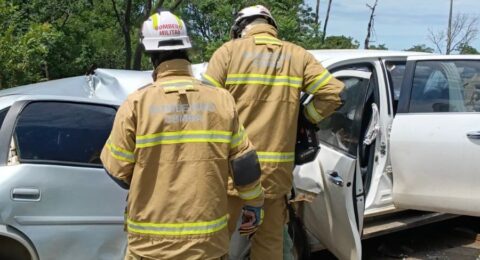 Imagem do post Bombeiros retiram corpo preso às ferragens após acidente na BR-349