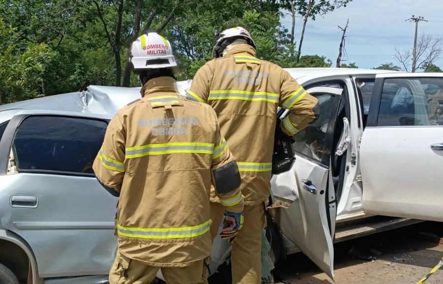 Bombeiros retiram corpo preso às ferragens após acidente na BR-349