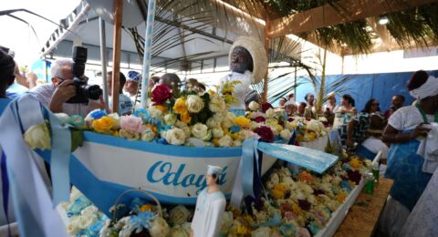 Imagem do post Prefeito acompanha entrega do presente de Iemanjá no Rio Vermelho