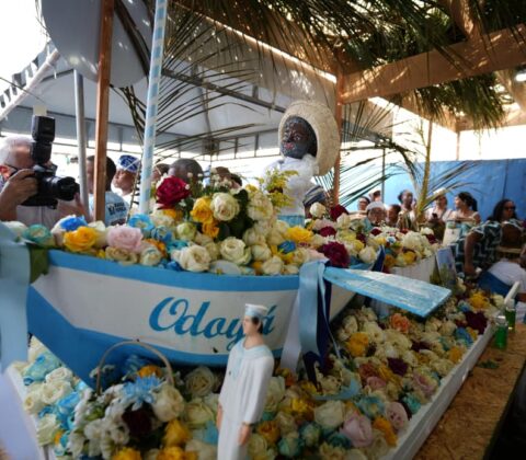 Imagem do post Prefeito acompanha entrega do presente de Iemanjá no Rio Vermelho