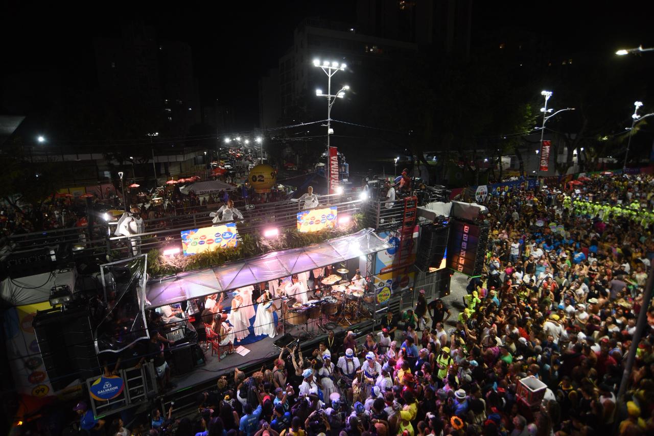 Carnaval de Salvador é aberto com homenagem ao samba