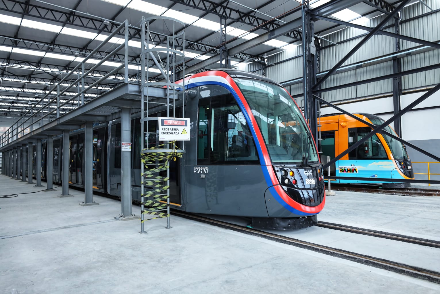 Governador vistoria terceiro trem do VLT de Salvador