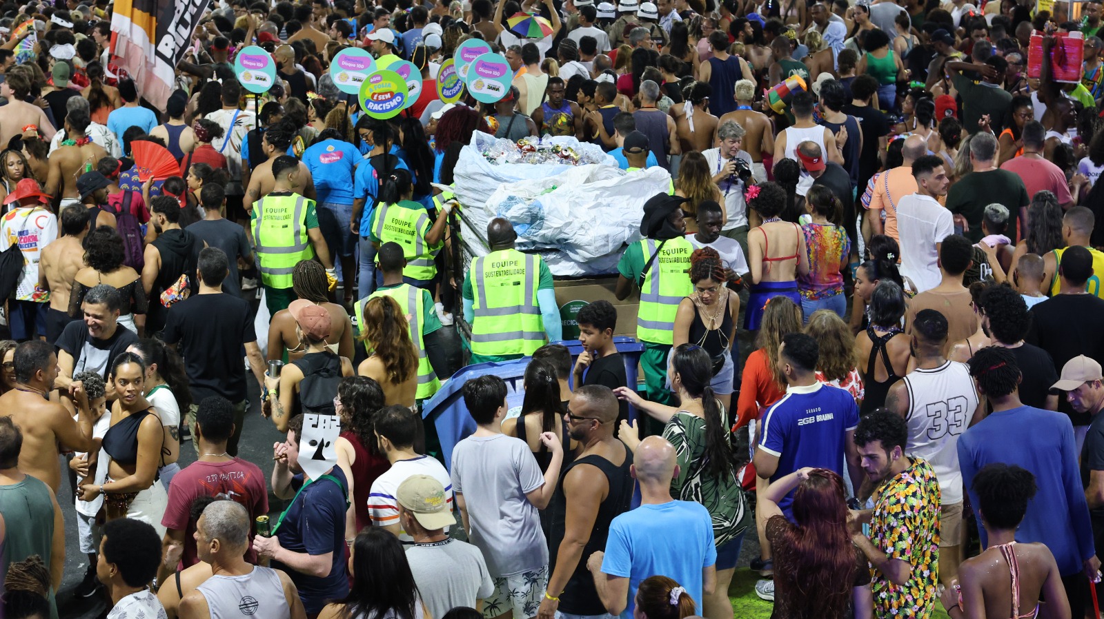 Trio da BaianaSystem testa projeto de desfile sustentável no Carnaval