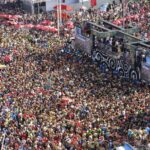 Camaleão arrasta multidão com abadás esgotados