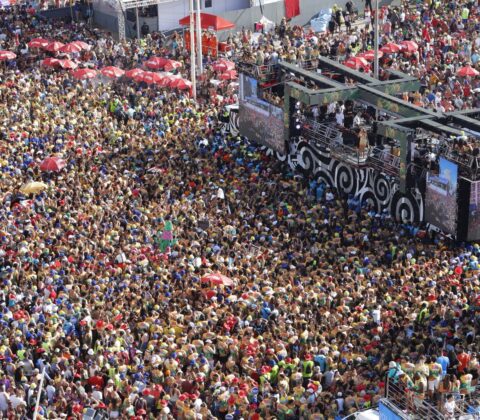 Imagem do post Camaleão arrasta multidão com abadás esgotados