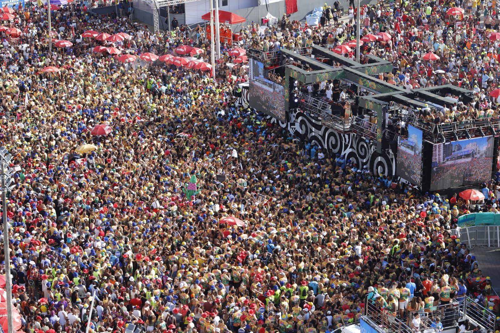 Camaleão arrasta multidão com abadás esgotados