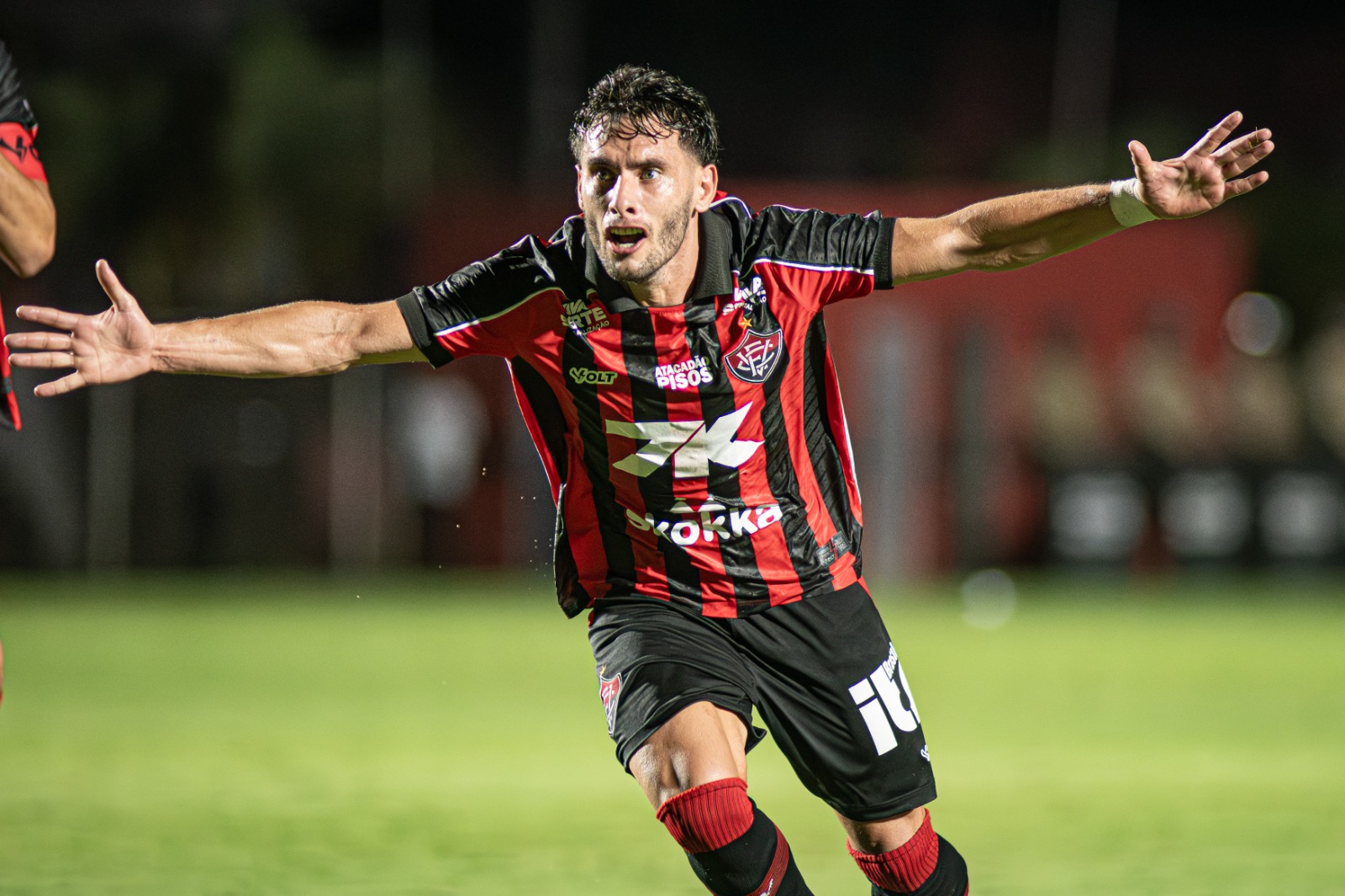 Imagem do post Vitória vence Bahia de Feira e assume vice-liderança