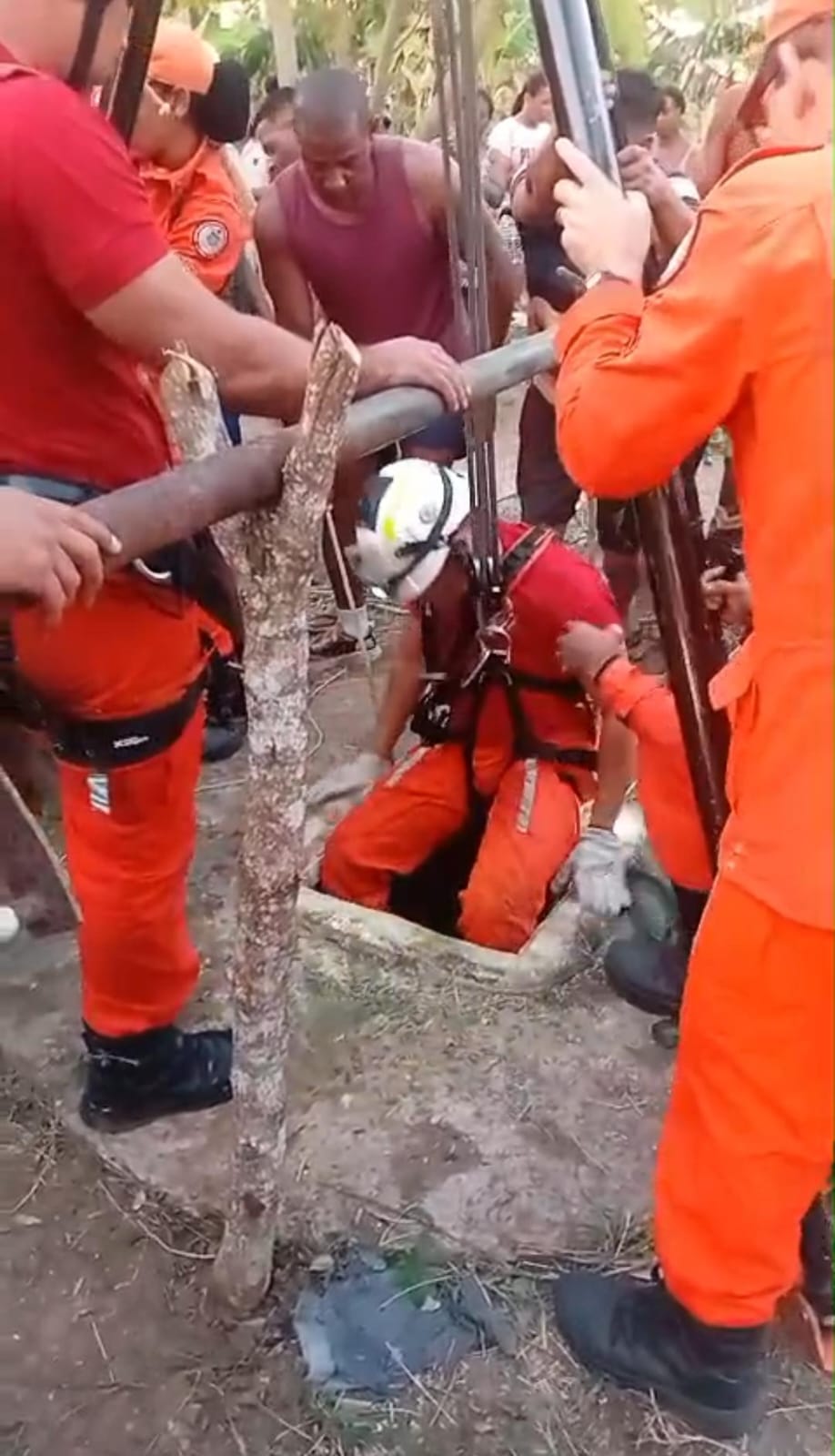 Bombeiros resgatam pai e filho de poço na zona rural de São Gonçalo