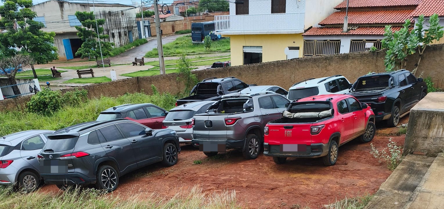Operação recupera 11 veículos e prende 8 no sudoeste da Bahia