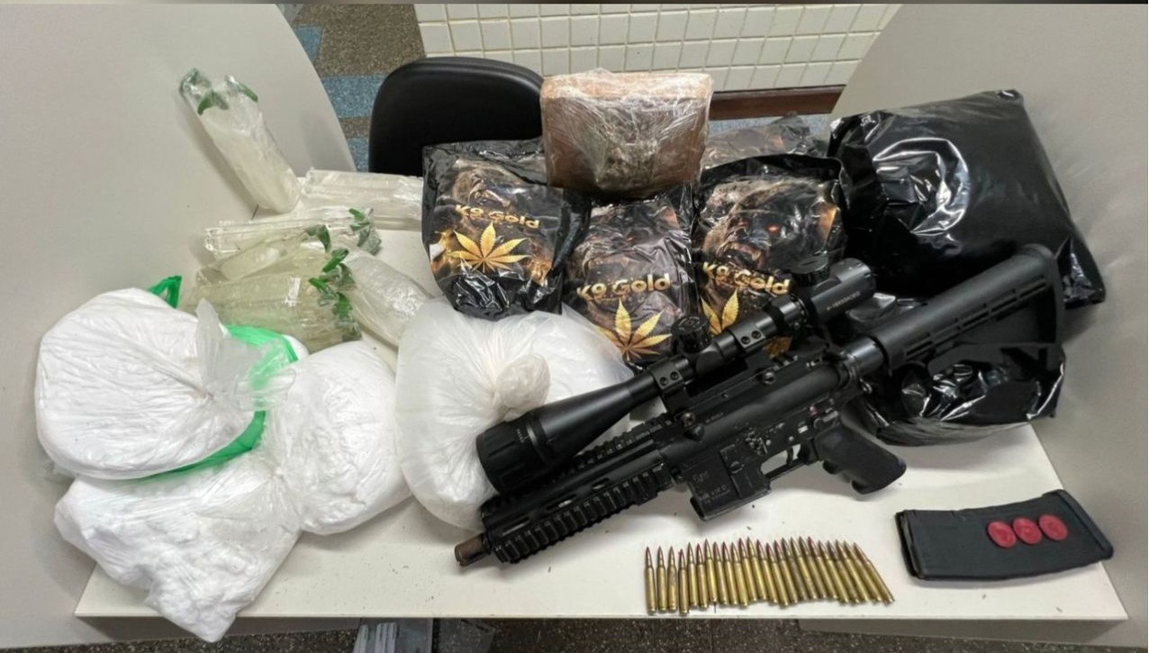 PM apreende fuzil e drogas no Cassange