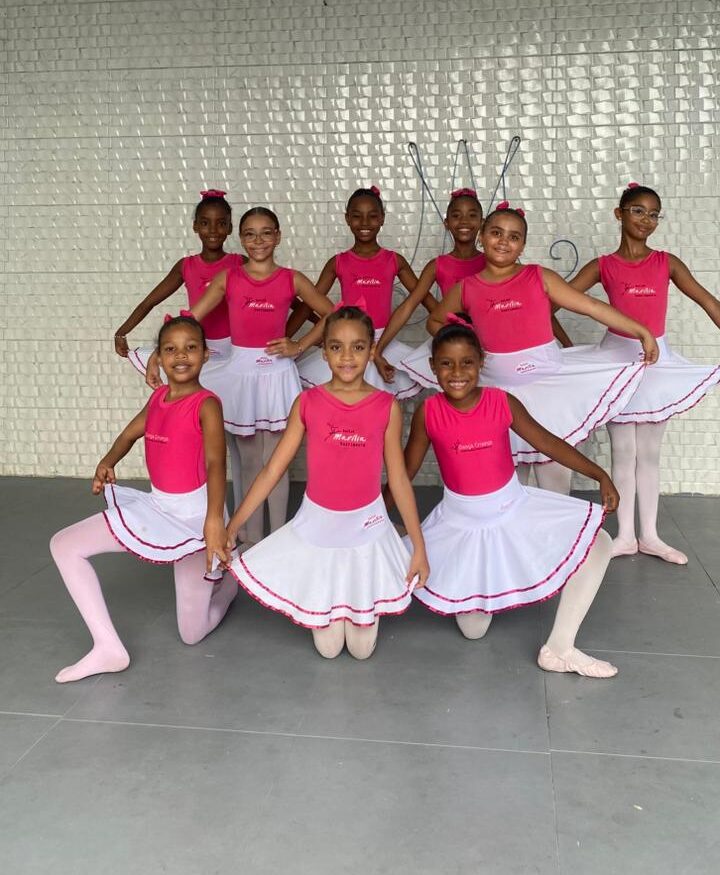 Professora de ballet leva dança a 130 crianças em projeto social