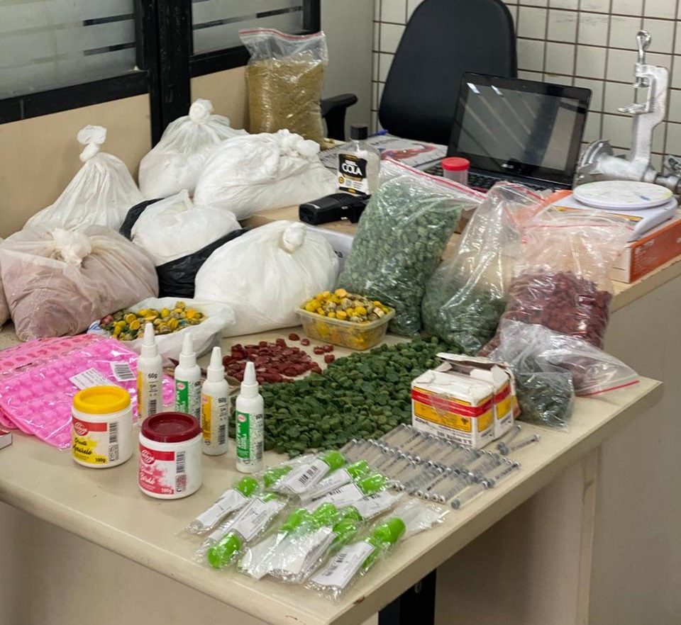 PM desmonta laboratório de drogas sintéticas em Lauro de Freitas