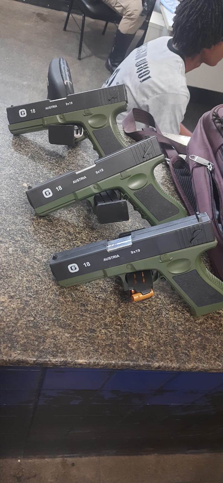 PM apreende adolescentes com armas falsas