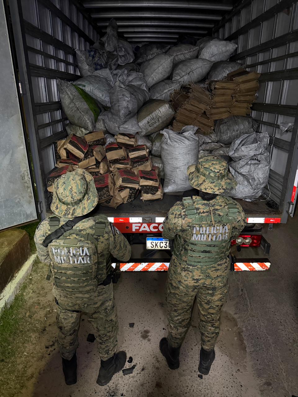 PM apreende 7,5 toneladas de carvão vegetal ilegal