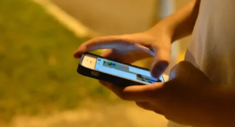 Imagem do post ECA Digital proíbe rolagem infinita para menores