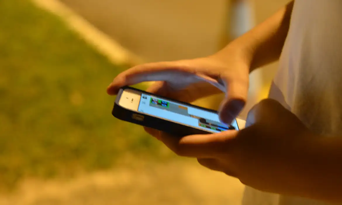 ECA Digital proíbe rolagem infinita para menores