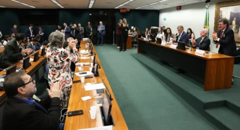 Imagem do post CCJ aprova PECs que propõem fim da escala 6×1