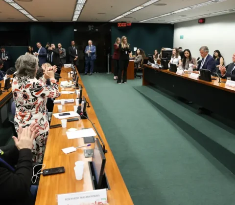 Imagem do post CCJ aprova PECs que propõem fim da escala 6×1