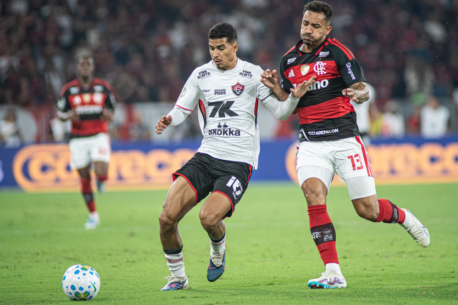 Imagem do post Flamengo vence Vitória e larga na frente