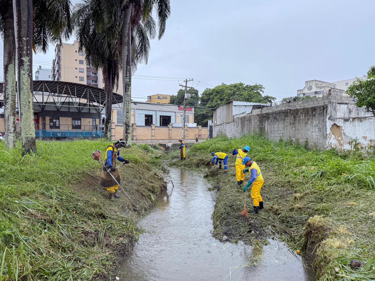 Lauro de Freitas intensifica limpeza para evitar alagamentos