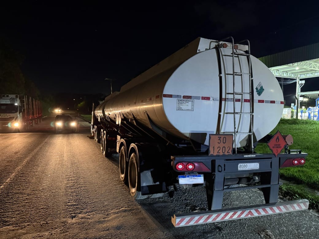 PM recupera carreta roubada com 45 mil litros