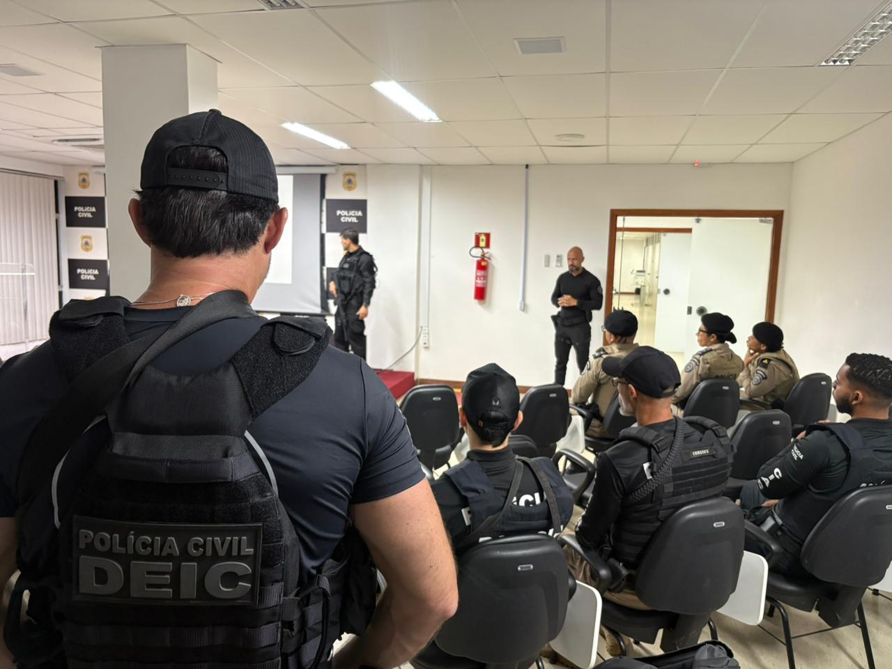 Operação em Camaçari prende suspeitos de crimes graves