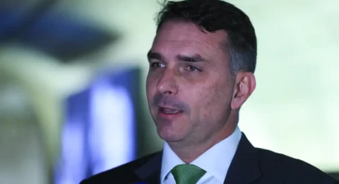 Imagem do post Deputados pedem investigação sobre Flávio Bolsonaro