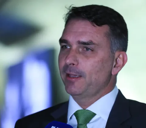 Imagem do post Deputados pedem investigação sobre Flávio Bolsonaro
