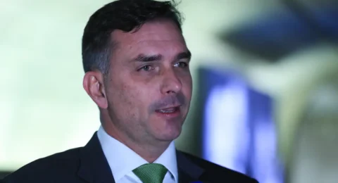 Imagem do post PF cancela passaportes de Flávio Bolsonaro