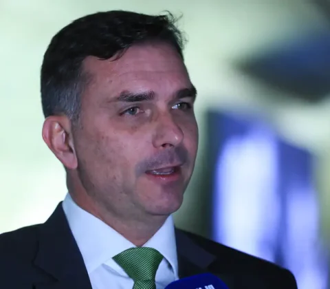 Imagem do post PF cancela passaportes de Flávio Bolsonaro