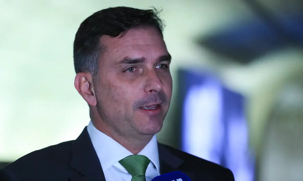 PF cancela passaportes de Flávio Bolsonaro