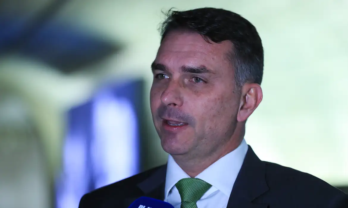 Imagem do post Deputados pedem investigação sobre Flávio Bolsonaro