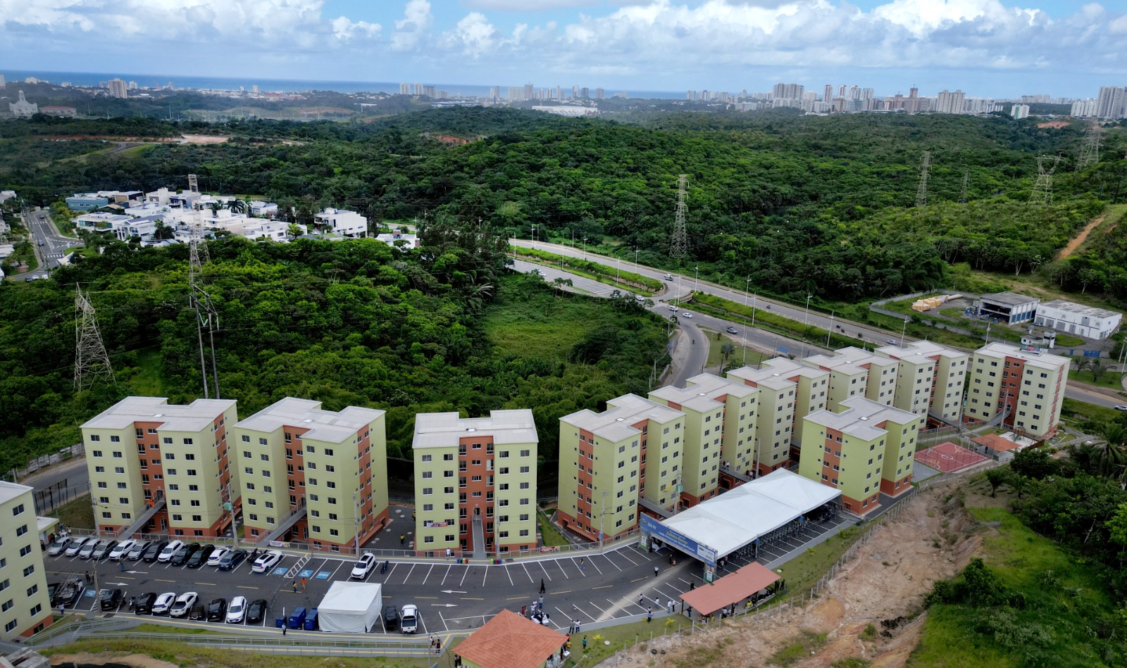 300 famílias recebem casas em Salvador