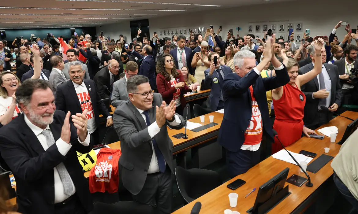 PEC do fim da escala 6×1 avança na Câmara