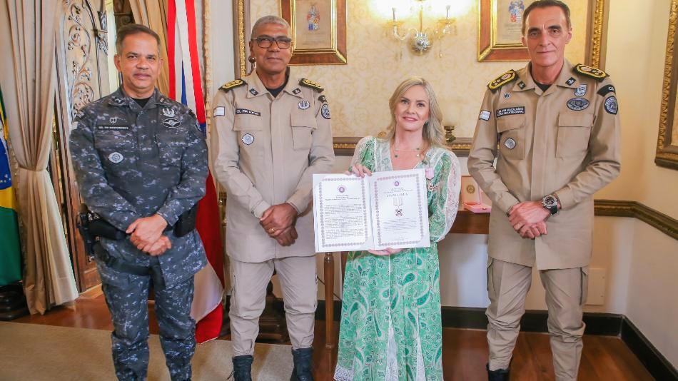 Ivana Bastos recebe Medalha Três Marias