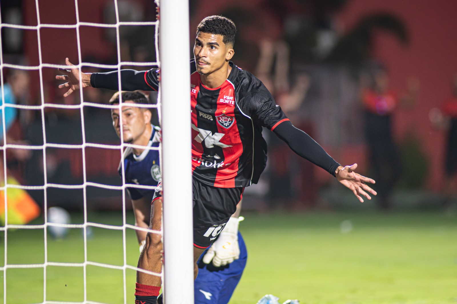 Imagem do post Vitória goleia Coritiba e sobe na tabela