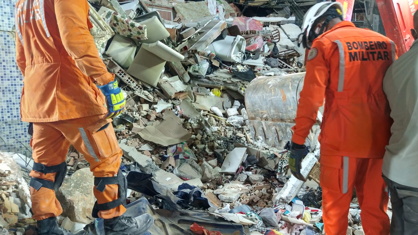 Desabamento em Salvador deixa três mortos e mobiliza bombeiros