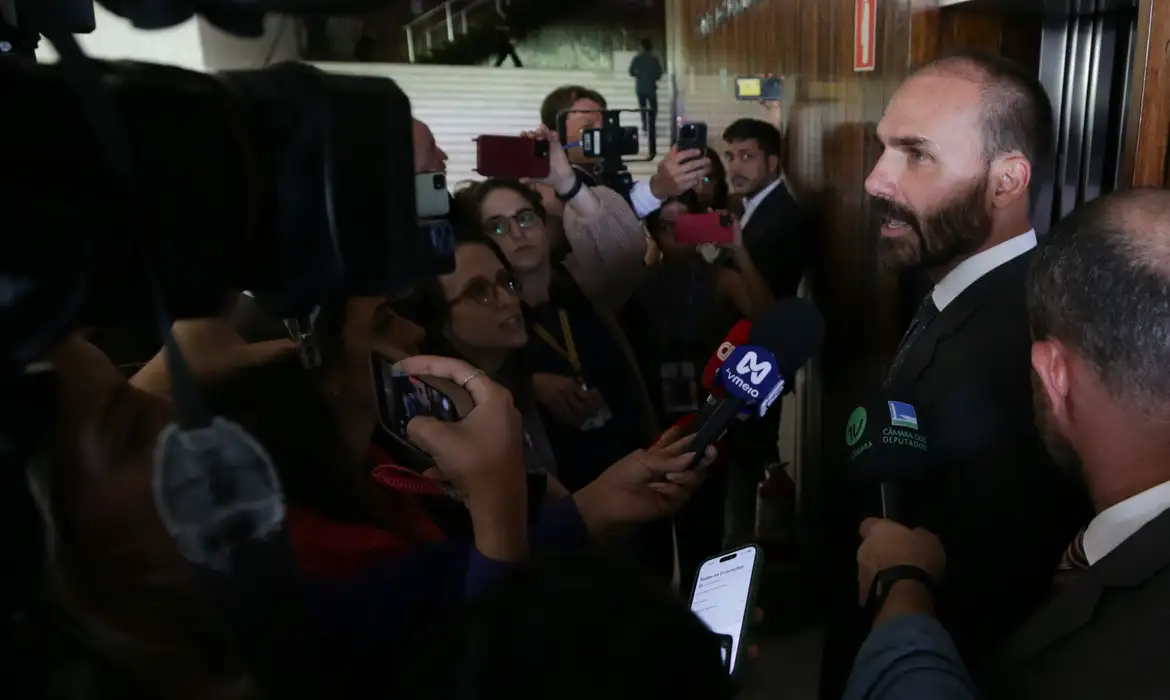 STF condena Eduardo Bolsonaro à prisão e inelegibilidade