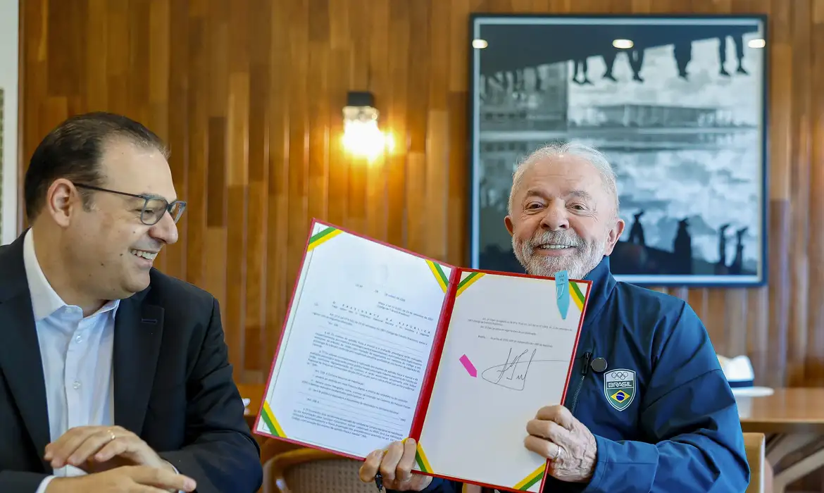 CNH gratuita: Lula sanciona renovação automática para motoristas