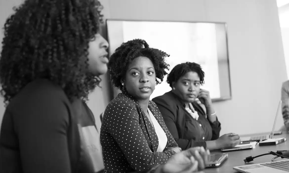 Mulheres negras jovens enfrentam maior desemprego no Brasil