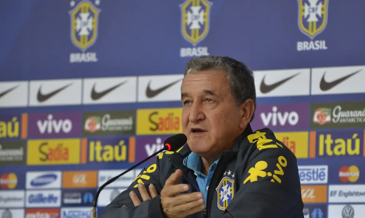 Imagem do post Parreira apresenta melhora, mas segue internado na UTI