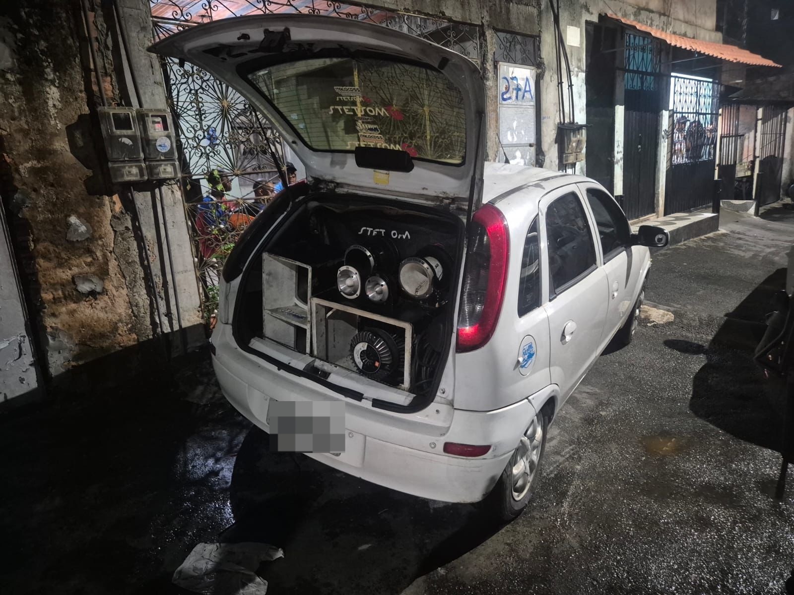 PM apreende paredões e leva veículos para pátio em Salvador